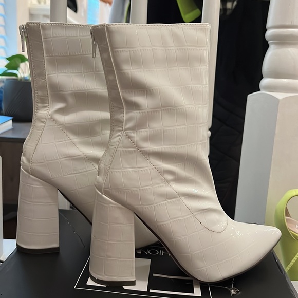 Snakeskin white patent booties - Picture 3 of 3